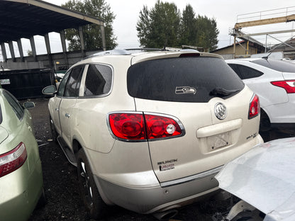 2010 Buick Enclave / N yard
