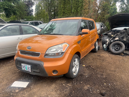 2011 Kia Soul / SE yard