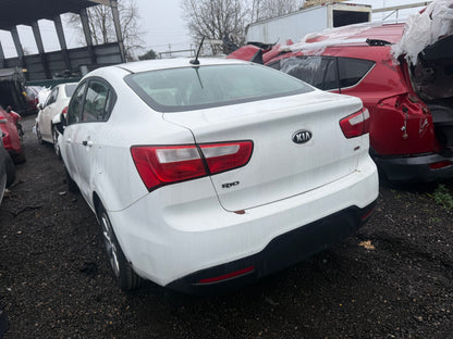 2014 Kia Rio / N yard