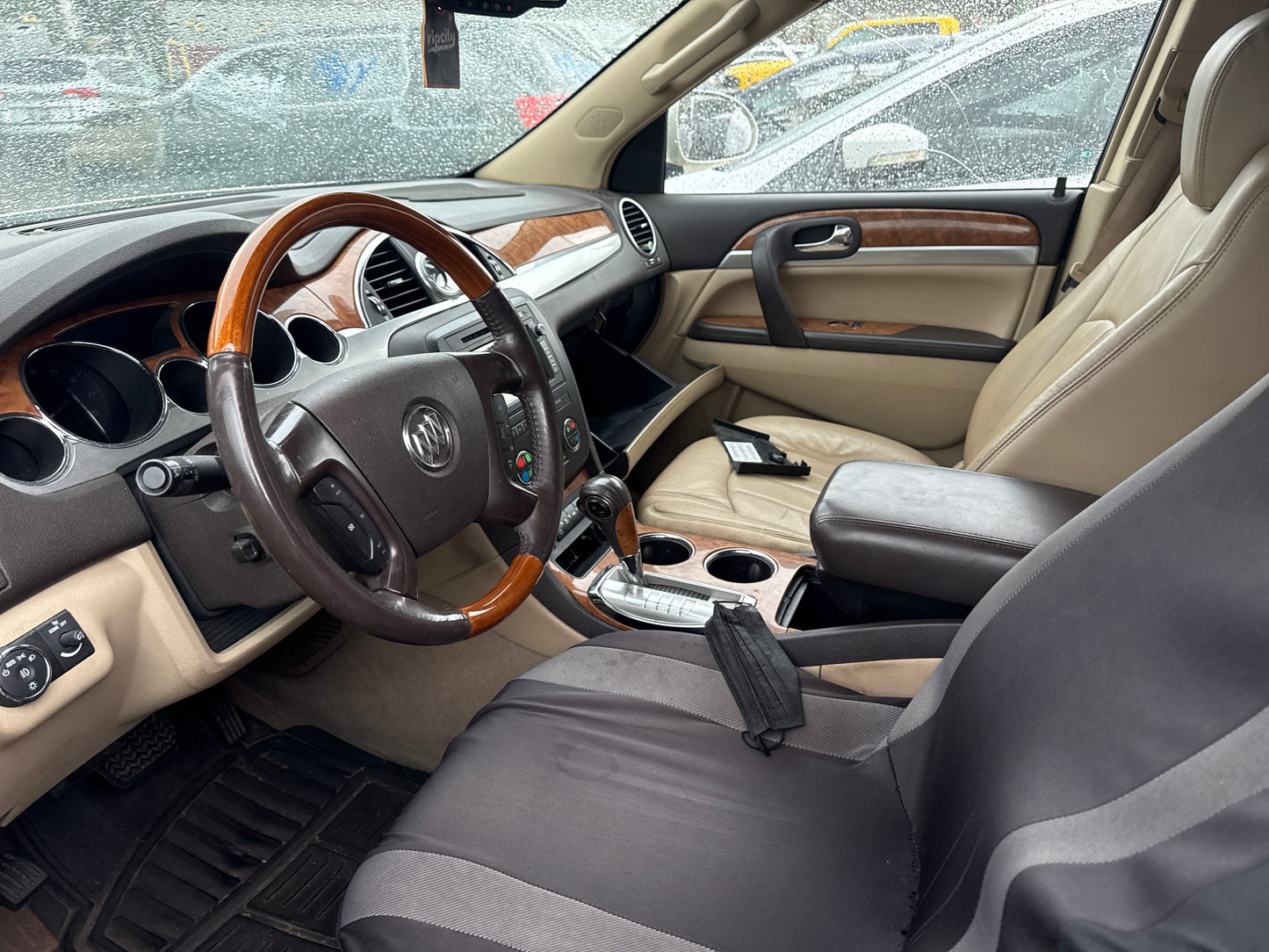 2010 Buick Enclave / N yard