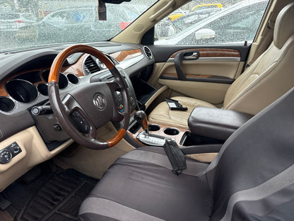 2010 Buick Enclave / N yard