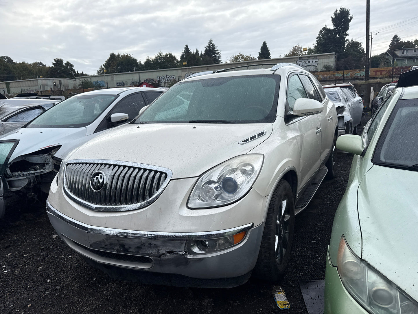 2010 Buick Enclave / N yard