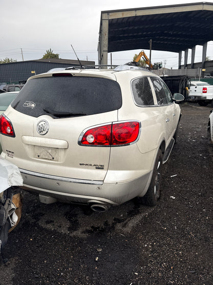 2010 Buick Enclave / N yard