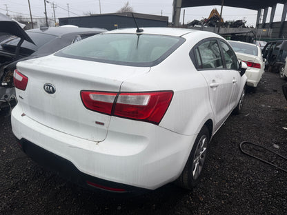2014 Kia Rio / N yard