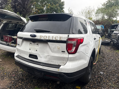 2018 Ford Explorer / SE Yard