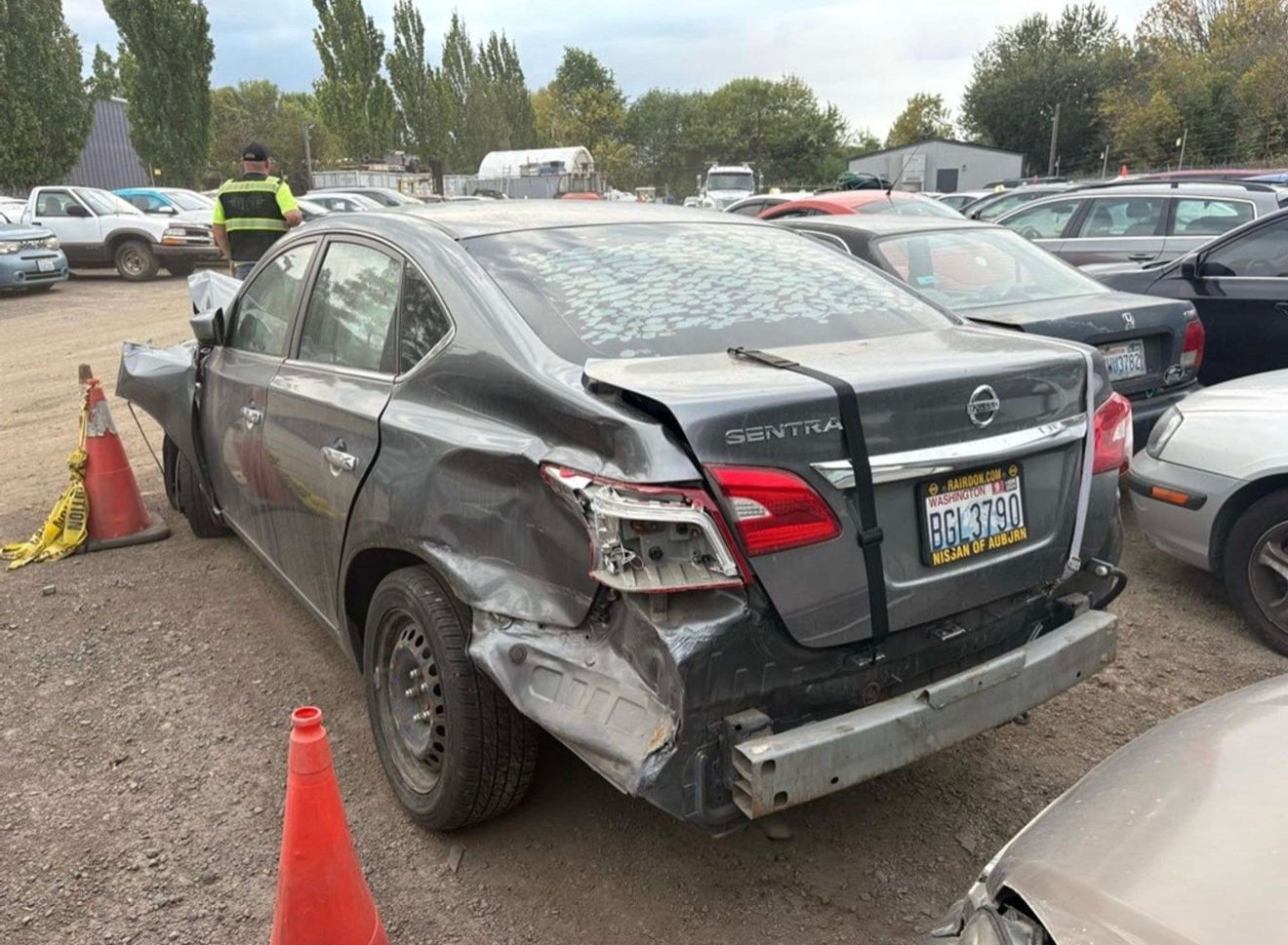 2017 Nissan Sentra / SE Yard